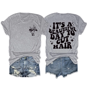 Détail du t-shirt gris et du short en jean déchiré avec imprimé sur le thème de coiffure