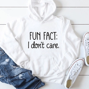 Mise à plat d'un sweat blanc en coton avec texte 'FUN FACT' et un jean bleu délavé