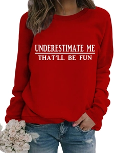 Dettaglio felpa girocollo rossa con stampa a lettere bianche Underestimate Me That'll Be Fun