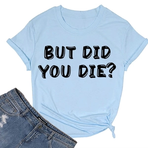 Dettaglio della t-shirt celeste con scritta BUT DID YOU DIE e orlo annodato di lato