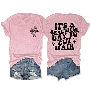 Détail du t-shirt rose avec l'imprimé 'IT'S A BEAUTIFUL DAY TO CUT HAIR' au dos de l'habit
