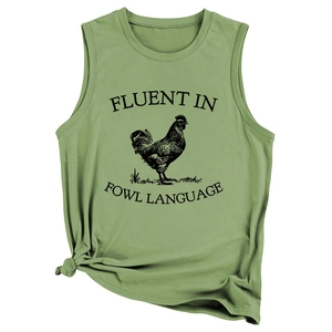 Détail du débardeur vert avec motif Fluent in Fowl Language et taille nouée