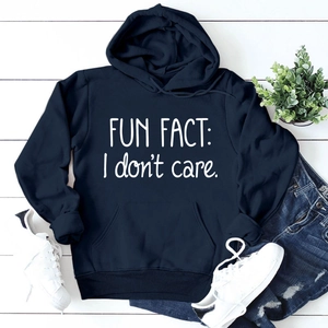 Hoodie bleu marine avec texte Fun Fact à plat avec jean et baskets blanches de ville