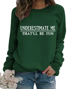 Dettaglio della scritta Underestimate Me sulla felpa casual verde foresta a girocollo