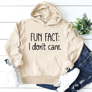 Hoodie beige avec slogan 'FUN FACT', présenté à plat avec jean et baskets blanches