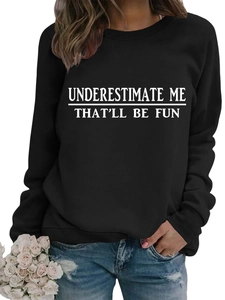 Dettaglio della stampa Underestimate Me sulla felpa girocollo nera a maniche lunghe