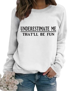 Felpa bianca a girocollo con stampa Underestimate Me e polsini in maglia a coste