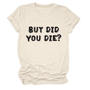 Dettaglio della stampa But Did You Die? su una maglietta beige a girocollo a maniche corte