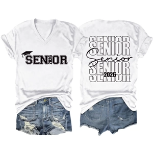 T-shirt blanc à col en V Senior 2026 et short en jean vieilli posés à plat pour été