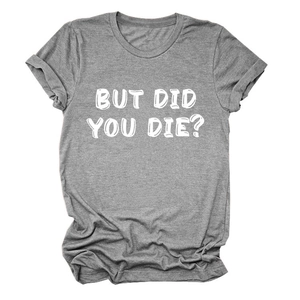 Dettaglio dei risvolti e del tessuto grigio melange della t-shirt BUT DID YOU DIE