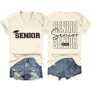 T-shirt crème à col en V avec imprimé Senior 2026 et short en jean bleu en ensemble