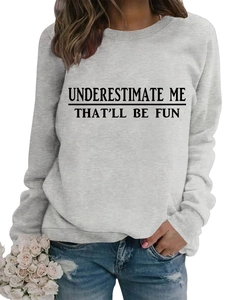 Dettaglio della felpa grigia girocollo con stampa Underestimate Me That'll Be Fun