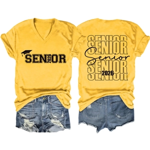 Détail du t-shirt jaune à col en V avec imprimé Senior 2026 et short en jean usé