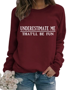 Dettaglio della felpa bordeaux con la stampa bianca Underestimate Me That'll Be Fun