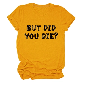 Dettaglio della t-shirt giallo zenzero con maniche arrotolate e stampa But Did You Die