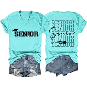Vue avant et arrière du t-shirt bleu clair à col en V avec imprimé de remise de diplôme