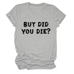 Dettaglio della stampa BUT DID YOU DIE? su t-shirt grigia a maniche corte in cotone