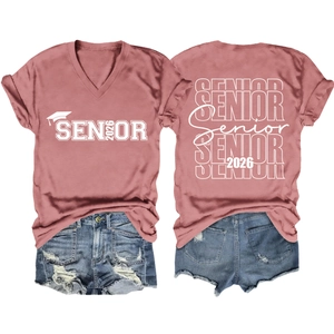 Vue à plat détaillée du t-shirt de graduation à col en V et du short en jean