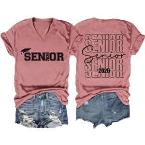 Vue détaillée avant et arrière du t-shirt Senior 2026 rose et du short en jean déchiré