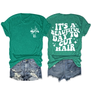 Vue détaillée avant et arrière du t-shirt vert foncé avec texte It's A Beautiful Day To Cut Hair