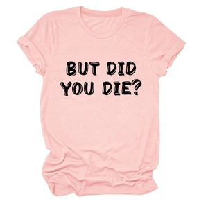 Dettaglio della stampa nera 'BUT DID YOU DIE?' su una t-shirt rosa a girocollo in cotone