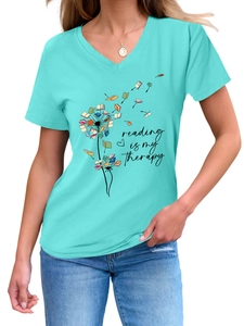 Détail du t-shirt vert menthe à col en V avec imprimé Reading is my Therapy et livres