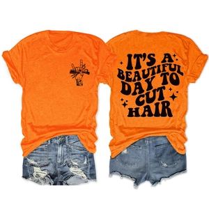 Vue détaillée avant et arrière du t-shirt orange avec imprimés sur le thème coiffeur