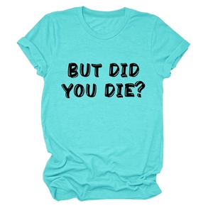 Dettaglio della maglietta in cotone verde menta con testo BUT DID YOU DIE? e maniche risvoltate