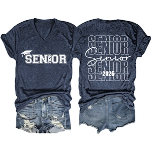 T-shirt gris col en V imprimé Senior 2026 et short en jean vieilli à plat