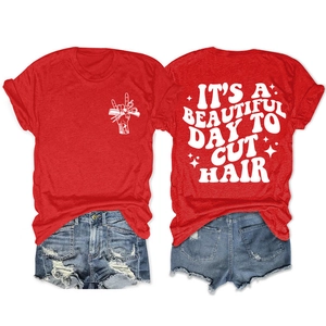 Détail du t-shirt rouge avec texte imprimé et short en jean bleu à effet vieilli