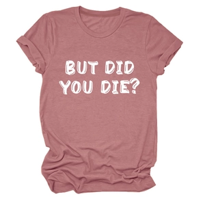 Dettaglio della t-shirt rosa polvere con stampa BUT DID YOU DIE? e scollo rotondo