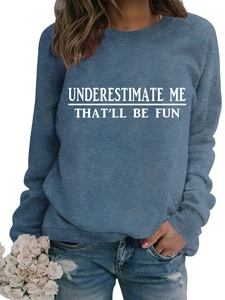 Dettaglio della felpa grigio blu con stampa bianca 'Underestimate Me' e trama in cotone fine