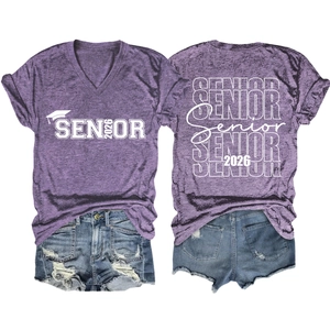 T-shirt violet col en V avec imprimé Senior 2026 et short en jean à plat