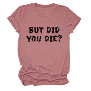 Dettagli delle maniche arrotolate e scritta BUT DID YOU DIE su t-shirt rosa polvere