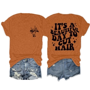 Détail du graphique It’s a Beautiful Day To Cut Hair sur t-shirt chiné et short en denim