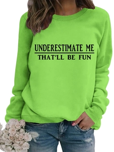 Dettaglio della felpa verde neon con stampa nera della scritta Underestimate Me That'll