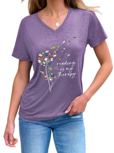 Détail d'un t-shirt violet chiné col en V avec motif créatif de livres et texte