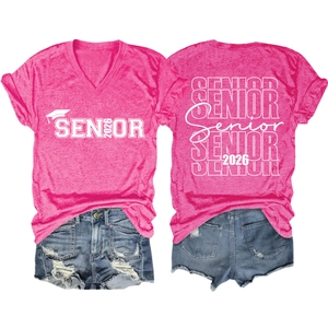 T-shirt rose col en V Senior 2026 avec short en jean bleu posé à plat sur fond blanc