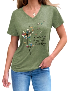 Détail du t-shirt vert à col en V avec imprimé pissenlit Reading is my therapy