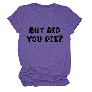 Dettaglio della scritta But Did You Die? stampata su t-shirt viola a girocollo