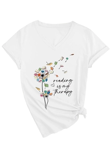 Détail du t-shirt blanc col V avec imprimé pissenlit livre reading is my therapy
