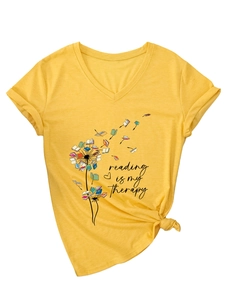 Détail de t-shirt jaune col V avec texte reading is my therapy et imprimé de livres