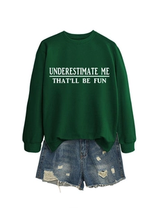 Dettaglio della felpa a girocollo con scritta 'UNDERESTIMATE ME' e shorts in denim