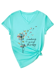 Détail du col en V et revers de manche sur t-shirt vert clair avec motif livre