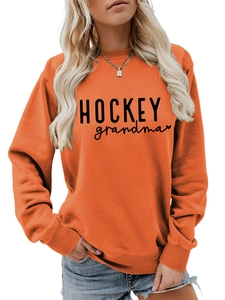 Détail des poignets côtelés et de l'imprimé coeur HOCKEY grandma sur le sweat orange