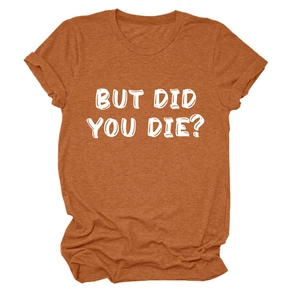Dettaglio della t-shirt rosso ruggine con testo BUT DID YOU DIE e maniche arrotolate