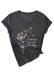 Détail de l'imprimé reading is my therapy et pissenlit de livres sur t-shirt gris foncé