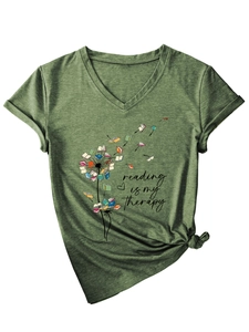 Détail du t-shirt vert foncé col V avec imprimé pissenlit livre reading is my therapy