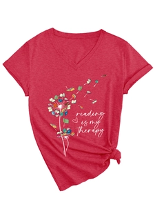 Détail de l'imprimé Reading is my therapy et motif livres sur t-shirt bordeaux col V