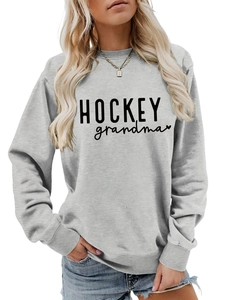 Détail d'un sweat gris avec texte Hockey Grandma et imprimé cœur